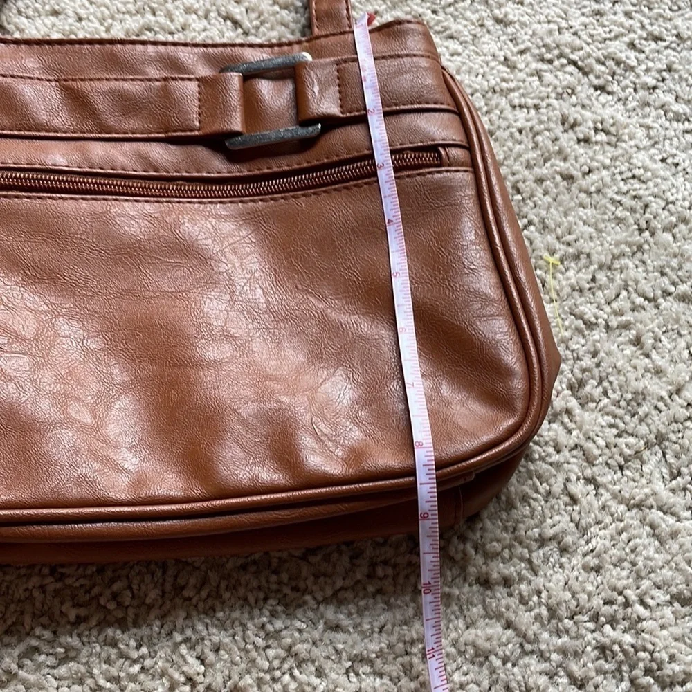 Brown purse with straps. Classic design and lots of organization.